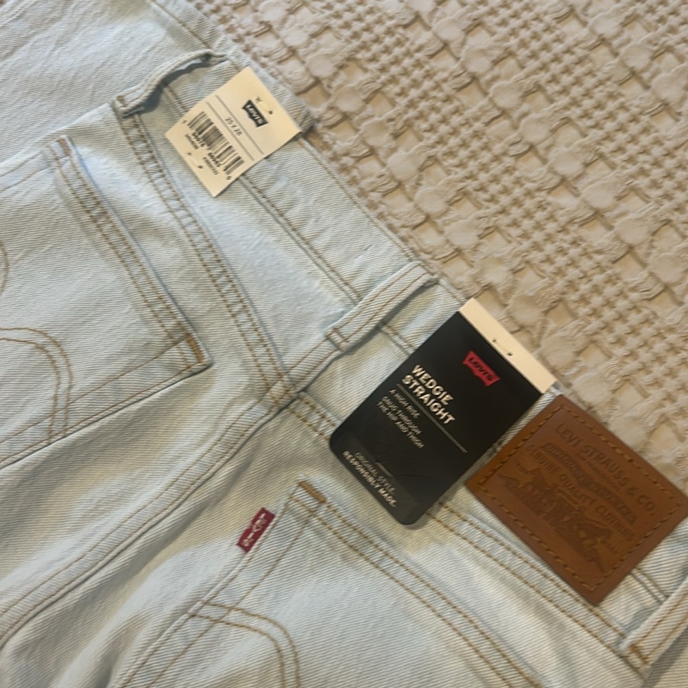 LEVI’S WEDGIE STRAIGHT denim jeans light wash NEW 25x28 bucket 4 - Picture 8 of 8